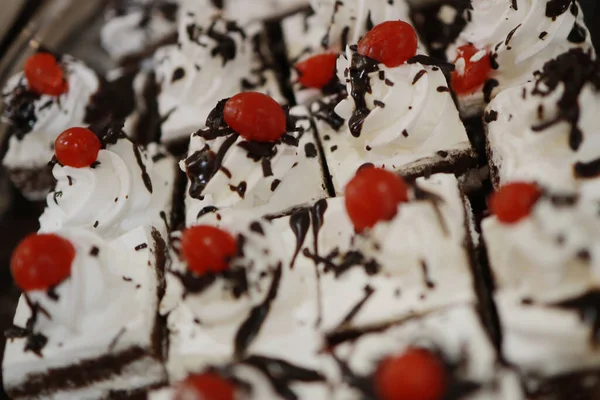 Güllü ve donutlu Hint düğün pastası. Romantik tarzda güzel bir düğün pastası..