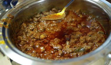 Hint baharatlı biftek kızartması Kerala, Hindistan. garnitürlü ghee pilavı, appam, parotta, puttu, ekmek ve chappathi, Kerala mutfağı, hindistan cevizli bufalo rosto / et biberi kızartması. Hindistan baharat pişirme,