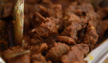 Hint baharatlı biftek kızartması Kerala, Hindistan. garnitürlü ghee pilavı, appam, parotta, puttu, ekmek ve chappathi, Kerala mutfağı, hindistan cevizli bufalo rosto / et biberi kızartması. Hindistan baharat pişirme,