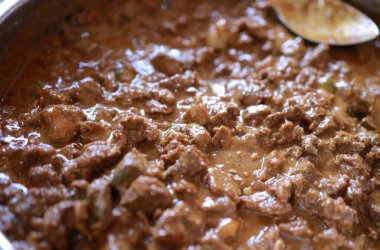 Hint baharatlı biftek kızartması Kerala, Hindistan. garnitürlü ghee pilavı, appam, parotta, puttu, ekmek ve chappathi, Kerala mutfağı, hindistan cevizli bufalo rosto / et biberi kızartması. Hindistan baharat pişirme,