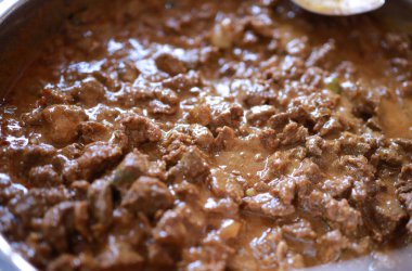 Hint baharatlı biftek kızartması Kerala, Hindistan. garnitürlü ghee pilavı, appam, parotta, puttu, ekmek ve chappathi, Kerala mutfağı, hindistan cevizli bufalo rosto / et biberi kızartması. Hindistan baharat pişirme,