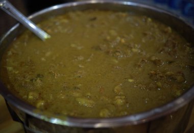 Hint baharatlı biftek kızartması Kerala, Hindistan. garnitürlü ghee pilavı, appam, parotta, puttu, ekmek ve chappathi, Kerala mutfağı, hindistan cevizli bufalo rosto / et biberi kızartması. Hindistan baharat pişirme,