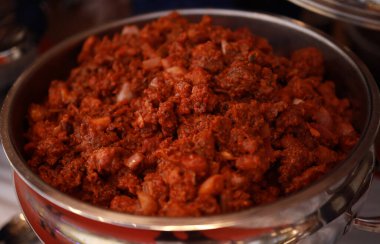 Hint baharatlı biftek kızartması Kerala, Hindistan. garnitürlü ghee pilavı, appam, parotta, puttu, ekmek ve chappathi, Kerala mutfağı, hindistan cevizli bufalo rosto / et biberi kızartması. Hindistan baharat pişirme,