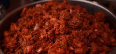 Hint baharatlı biftek kızartması Kerala, Hindistan. garnitürlü ghee pilavı, appam, parotta, puttu, ekmek ve chappathi, Kerala mutfağı, hindistan cevizli bufalo rosto / et biberi kızartması. Hindistan baharat pişirme,