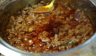 Hint baharatlı biftek kızartması Kerala, Hindistan. garnitürlü ghee pilavı, appam, parotta, puttu, ekmek ve chappathi, Kerala mutfağı, hindistan cevizli bufalo rosto / et biberi kızartması. Hindistan baharat pişirme,