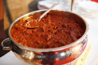 Hint usulü körili tavuk tarifi. Baharatlı ve Lezzetli Tavuk Körisi