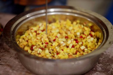 Hint usulü karışık meyve ve sebze salatası. Sağlıklı Yemek Tarifi .