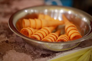  Dondurma külahı çelik tabakta izole edilmiş.