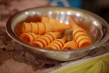  Dondurma külahı çelik tabakta izole edilmiş.