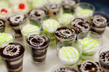 Hint dondurmalı lezzetli meyve salatası. Düğün hazırlama tarzı. .