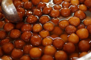 Lezzetli Gulab Jamun Hint düğün yemekleri servis ediyordu. .