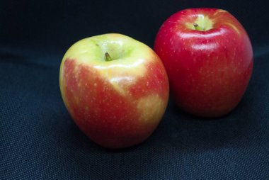 Siyah arka planda bir çift Kanzi Elması