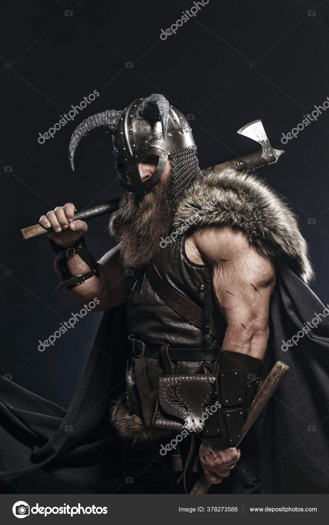 中世の戦士バーサーク バイキングは斧で敵を攻撃する 鎧と角を持つヘルメットで北欧の神の概念の歴史的な写真 ストック写真 C Fotokvadrat