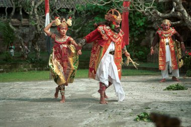 Bali, Endonezya - 15 Temmuz 1996 Barong ve Keris dansı.