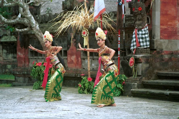 Bali, Endonezya - 15 Temmuz 1996 Barong ve Keris dansı.