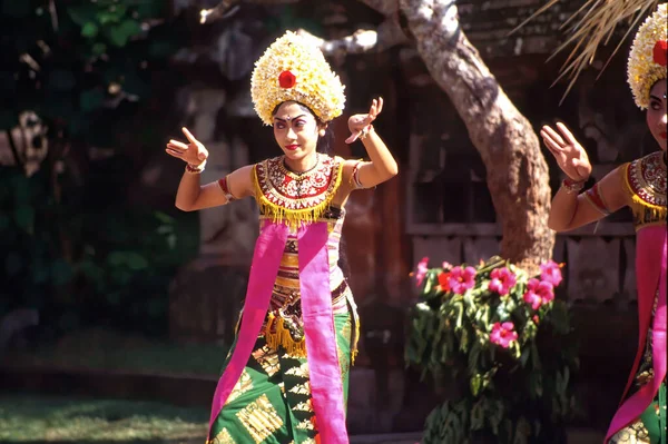 Bali, Endonezya - 15 Temmuz 1996 Barong ve Keris dansı.