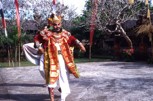 Bali, Endonezya - 15 Temmuz 1996 Barong ve Keris dansı.