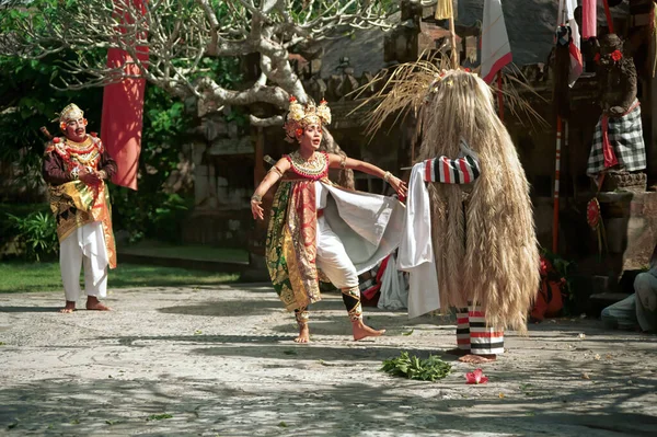 Bali, Endonezya - 15 Temmuz 1996 Barong ve Keris dansı.