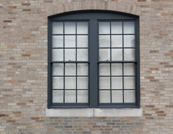 Vecchia finestra con griglia in ferro, da vicino — Foto Stock