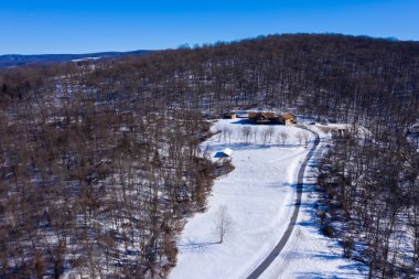 Kış ormanlarında evlere giden yol
