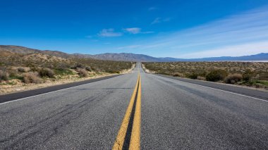 Dağa ıssız karayolu