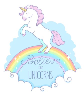 Mavi gökyüzüne gökkuşağı üzerinde pembe bir yele olan beyaz bir at duruyor. Beyaz arka plan üzerinde izole sevimli çizgi film karakteri