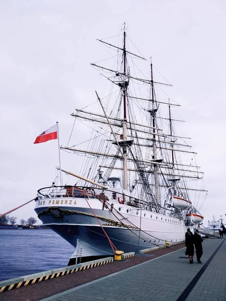 Snövit Segelbåt Hamnen Staden Gdynia Polen — Stockfoto