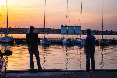 İki adam balık yakalar.