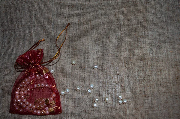 Bolsa Con Perlas Sobre Fondo Gris — Foto de Stock