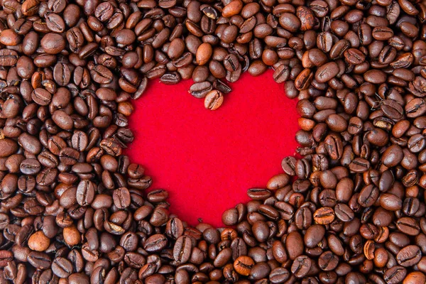 Granos Café Con Una Imagen Corazón Sobre Fondo Rojo — Foto de Stock