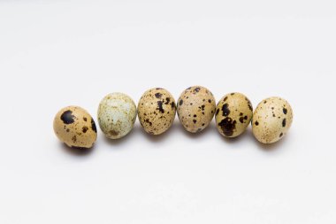 Yiyecek: beyaz arka planda izole edilmiş bıldırcın yumurtası grubu.