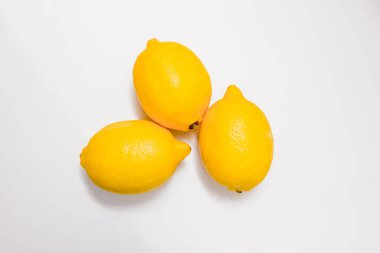 Beyaz arka planda izole edilmiş taze limonlar