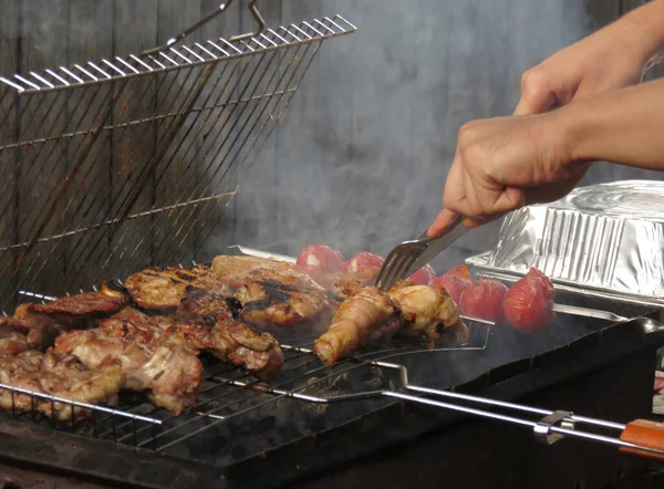 Mann Brät Fleisch Auf Dem Grill Hände Großaufnahme — Stockfoto