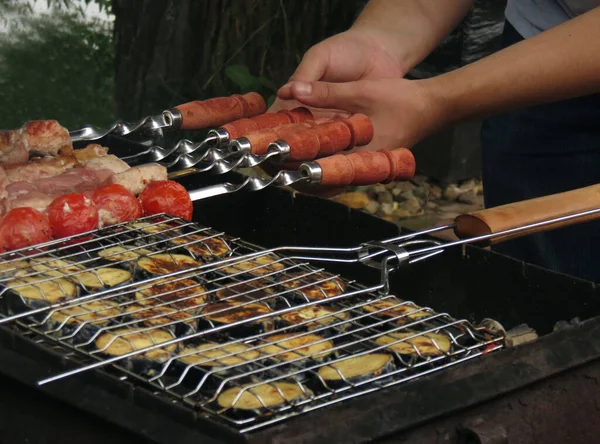 Homem Cozinha Carne Legumes Grelhados Mãos Fechadas — Fotografia de Stock