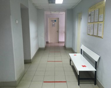 Şehir kliniğindeki mesafeye dikkat edin. Seçici odaklanma. Fotoğraf akıllı telefonla çekildi.