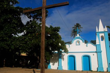 Praia do Forte, Bahia, Brezilya 'nın tarihi kilisesi. Aziz Francis Kilisesi, eski sömürge mimarisi, ana meydanda. Kuzeydoğu Brezilya 'nın ünlü sahil kasabası ve turistik tatil beldesi