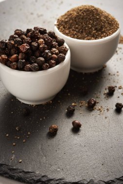 Pimienta en grano y en polvo