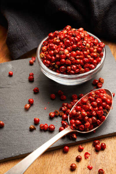 Pimienta roja sobre pizarra