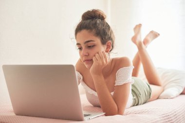 İnternetteki bir toplantıda genç kız