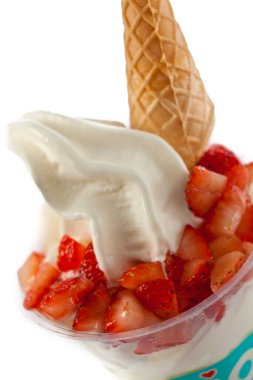 Malzemeli çilekli dondurma.