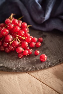 Yabanmersini. Mavi ve kırmızı çilekler