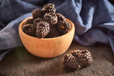 Yabanmersini. Mavi ve kırmızı çilekler