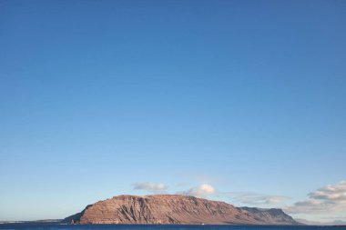 Tepeler ve bulutlar mavi gökyüzünde