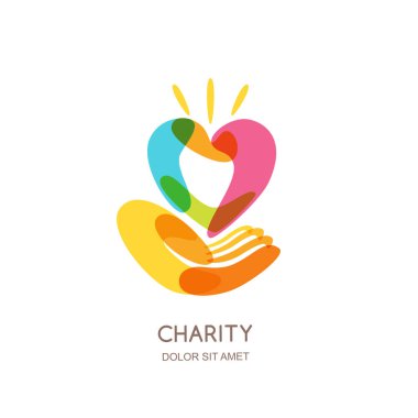 Charity vektör logo tasarım şablonu. İnsan elinin üzerindeki soyut renkli kalp, izole ikon, sembol, amblem. Gönüllü, kar amacı gütmeyen organizasyon veya sağlık ve sağlık konuları kavramı.