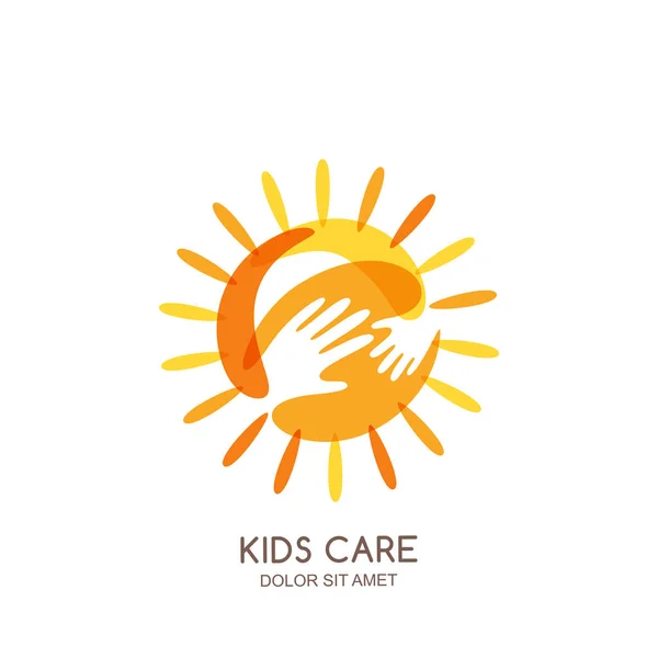 キッズケア 家族や慈善ベクトルロゴエンブレムデザインテンプレート 赤ちゃんや大人の手のシルエット 孤立したアイコンで手描きの太陽 任意の非営利団体または医療の概念 — ストックベクタ