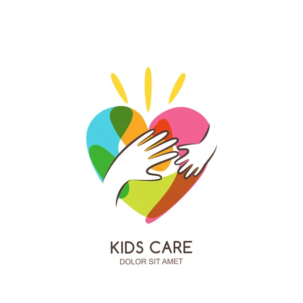 キッズケア 慈善ベクトルロゴエンブレムデザインテンプレート 赤ちゃんや大人の手のシルエット 孤立したアイコンで多色の心を描いた手 任意の非営利団体 医療の概念 — ストックベクタ