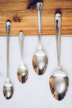 taş üzerinde farklı kaşık ahşap masa arka plan mermer. Rustik vintage renk tonlama.