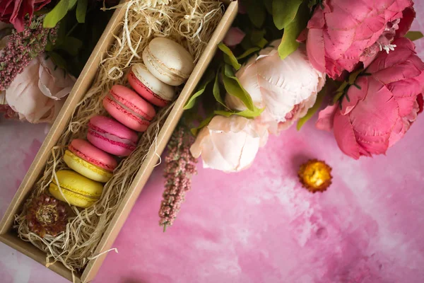 Row Cake Macaroons Gift Box Bright Background Close Macaron Dessert — Stock Photo, Image