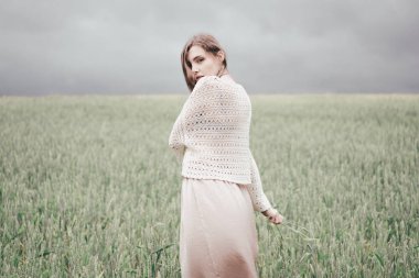 Doğa arka planda poz Eko Stil giysili kızı. Boho şapkalı genç kadın portresi. Güzel etno yabancı alanındaki.