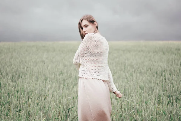 Doğa arka planda poz Eko Stil giysili kızı. Boho şapkalı genç kadın portresi. Güzel etno yabancı alanındaki.